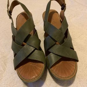 Born forest green wedges